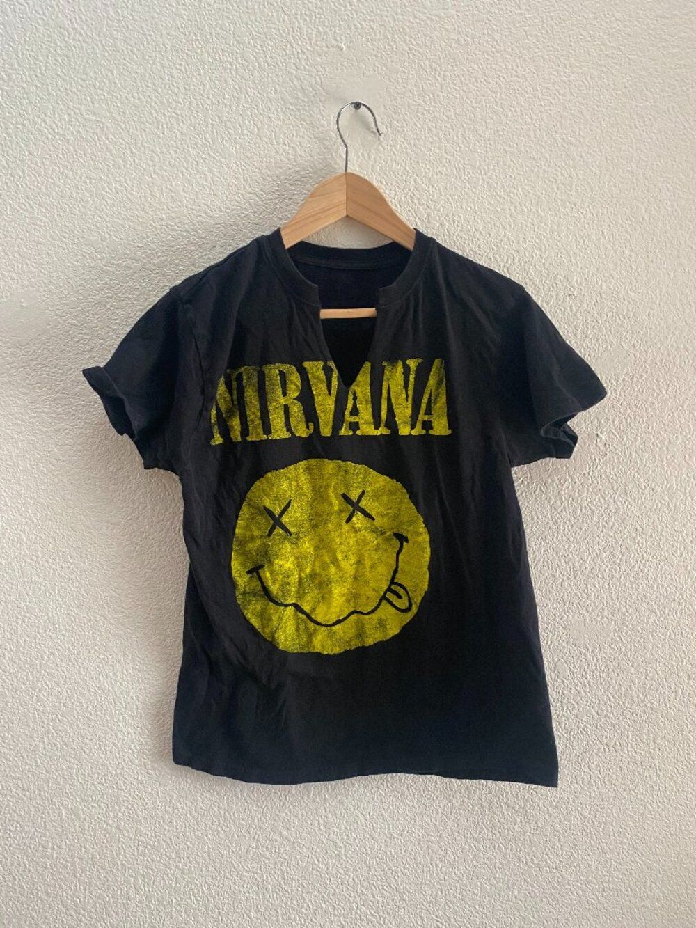 Nirvana Smile Logo Split Neck T-Shirt Women's Medium Band Concert Kurt Cobain